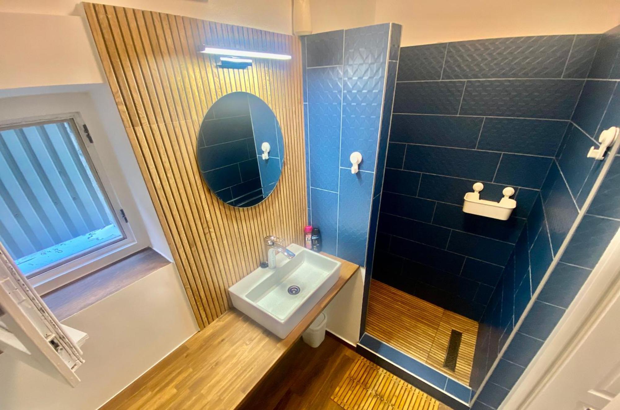 Two With Bath Vecses